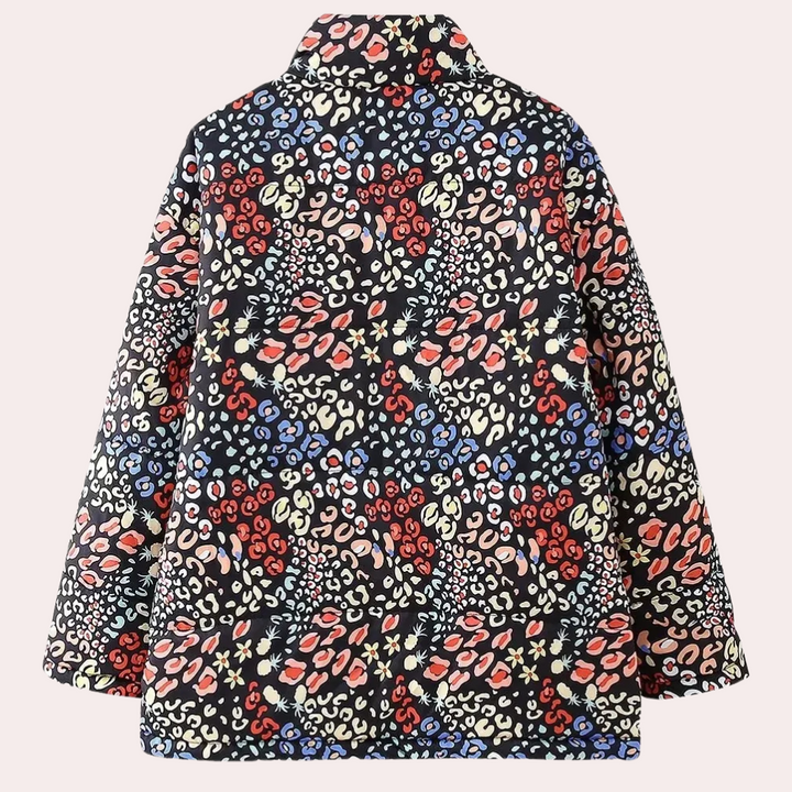 Kleurrijke damesjas met luipaardprint, lange mouwen en kraag, modieuze winterkleding, trendy design, zwart met rode, blauwe en gele accenten.