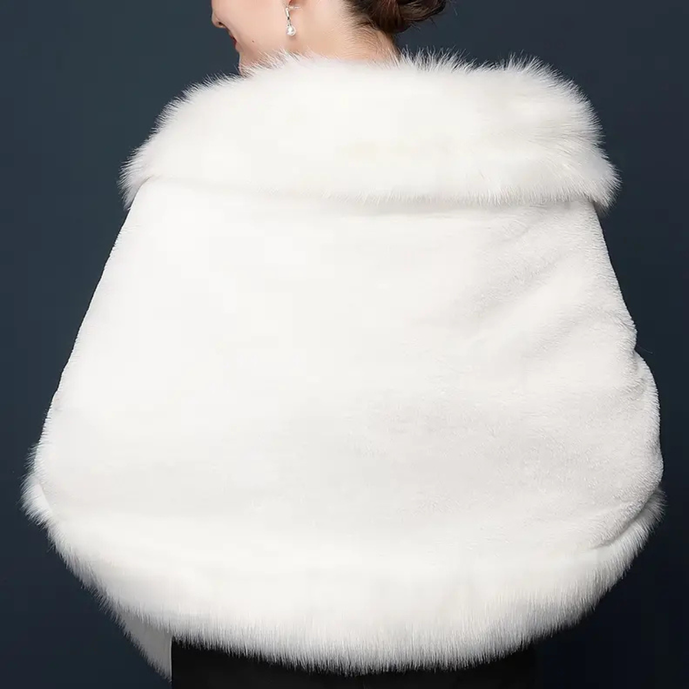 Witte bontstola voor dames, elegant en luxe, perfect voor bruiloften en avondkleding. Stijlvolle accessoire voor formele gelegenheden.