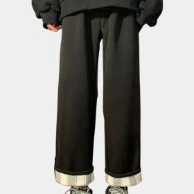 Zwarte wijde broek met omgeslagen geruite zoom, casual streetwear stijl, unisex mode, comfortabele pasvorm, trendy kleding voor dagelijks gebruik.