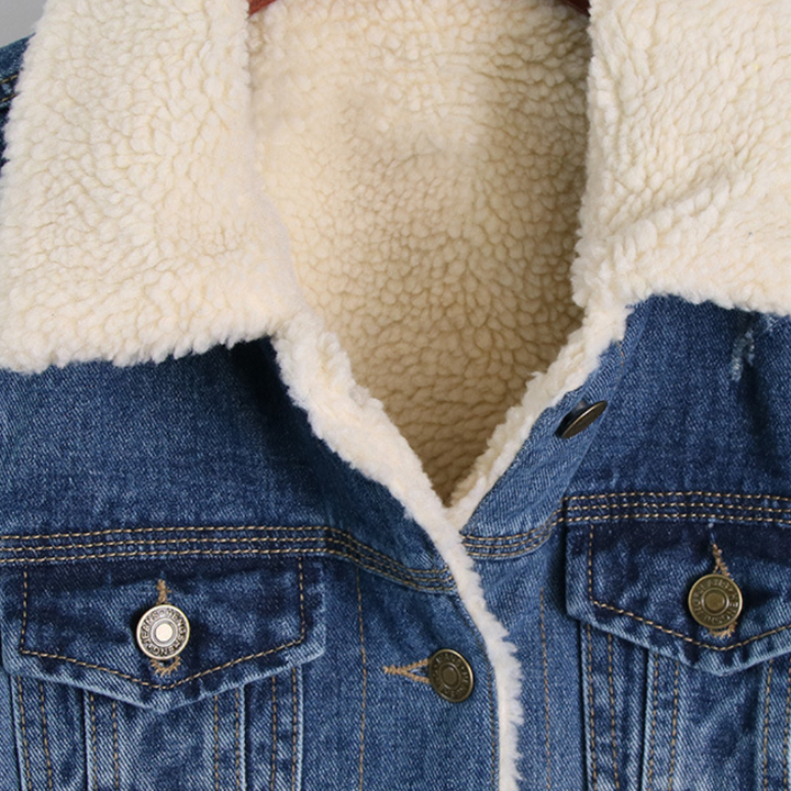 Blauwe spijkerjas met witte sherpa voering, metalen knopen en borstzakken. Perfect voor wintermode, casual stijl en warme kleding.