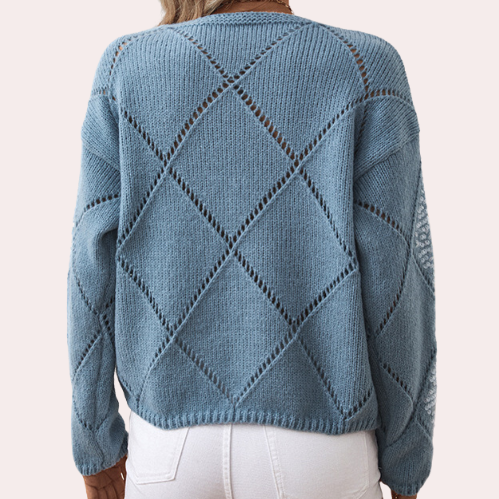 Blauwe gebreide trui met ruitpatroon, damesmode, casual stijl, achterkant, herfstkleding, comfortabele pasvorm, trendy design, witte broek.