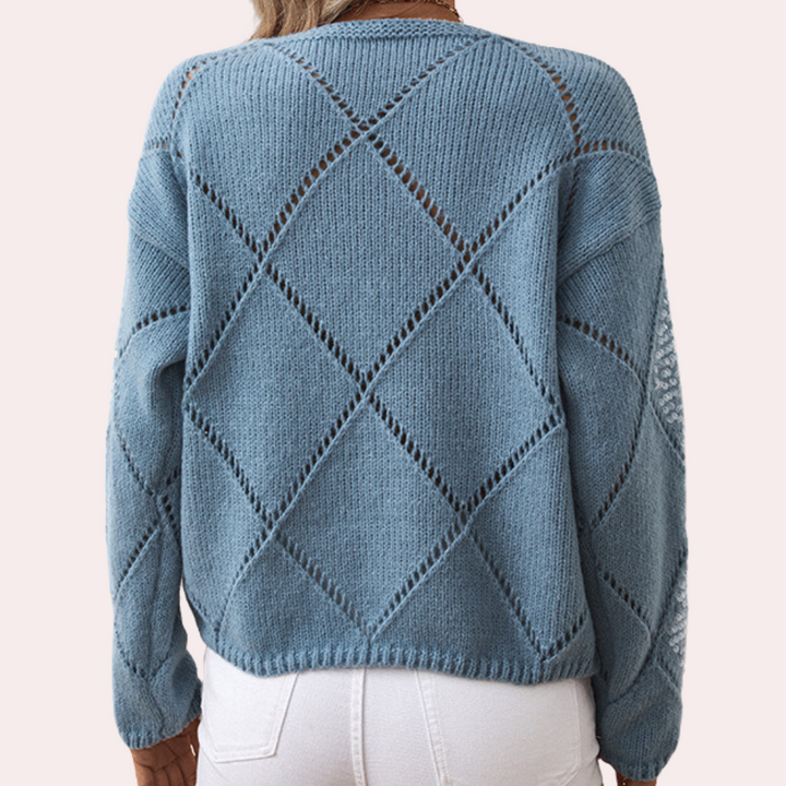 Blauwe gebreide trui met ruitpatroon, damesmode, casual stijl, achterkant, herfstkleding, comfortabele pasvorm, trendy design, witte broek.