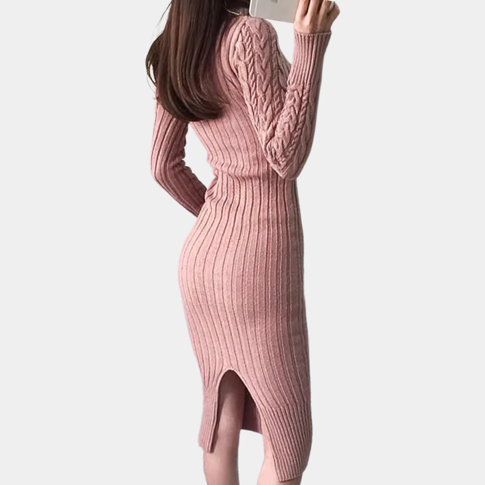 Roze gebreide jurk met lange mouwen en kabelpatroon, nauwsluitend ontwerp, knielengte, geschikt voor herfst- en wintermode, dameskleding.