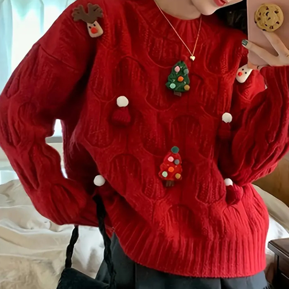 Rode kersttrui met rendier- en kerstboomdecoraties, gedragen door vrouw. Perfect voor feestdagen, wintermode, warme kleding.