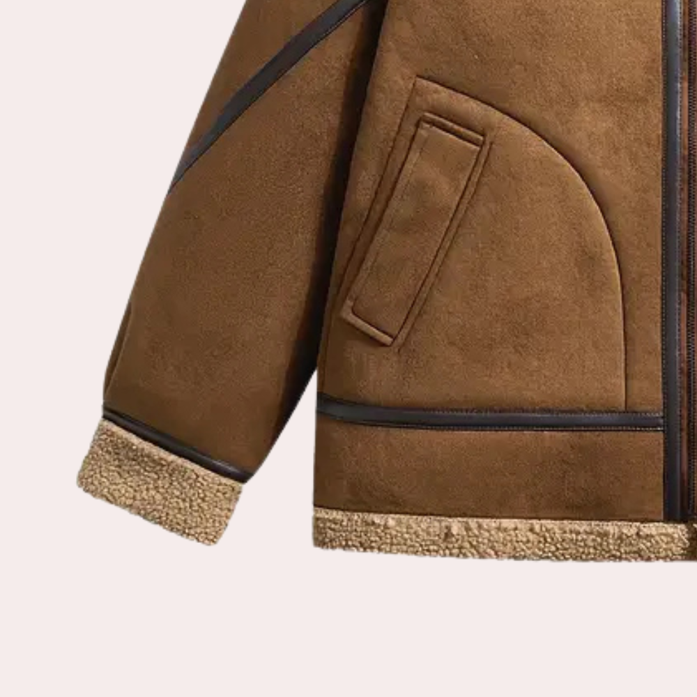 Bruine suède jas met schapenvacht voering, asymmetrische zakken en ritssluiting. Modieuze winterjas voor heren. Warm en stijlvol ontwerp.