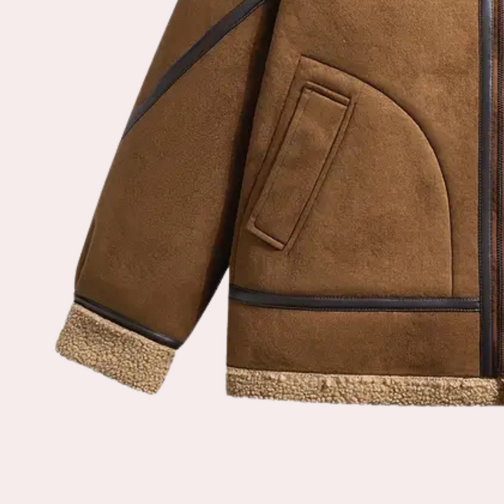 Bruine suède jas met schapenvacht voering, asymmetrische zakken en ritssluiting. Modieuze winterjas voor heren. Warm en stijlvol ontwerp.