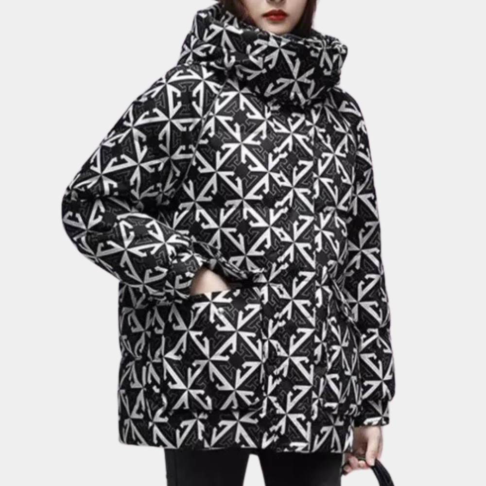 Zwart-witte gewatteerde winterjas met geometrisch patroon, capuchon en zakken. Modieuze damesjas, ideaal voor koude seizoenen.