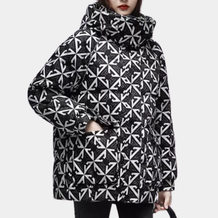 Zwart-witte gewatteerde winterjas met geometrisch patroon, capuchon en zakken. Modieuze damesjas, ideaal voor koude seizoenen.
