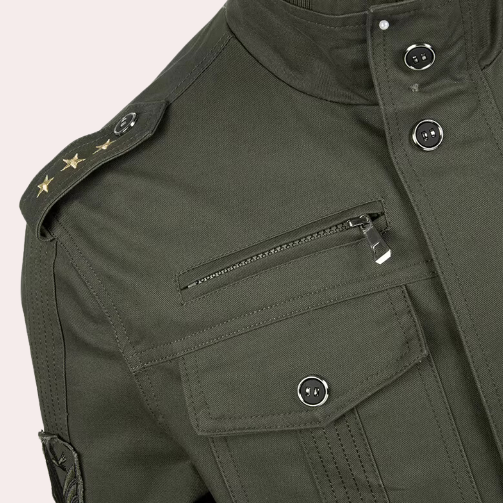 Olijfgroene militaire jas met epauletten en sterdetails, ritszak en knoopsluiting. Stijlvolle herenmode, ideaal voor casual en outdoor activiteiten.