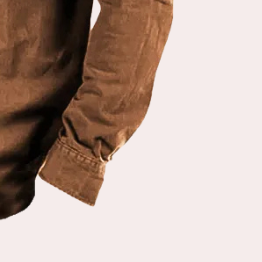 Bruin overhemd met lange mouwen, detail van de mouw en manchet, casual herenmode, katoenen stof, stijlvolle kleding voor dagelijks gebruik.