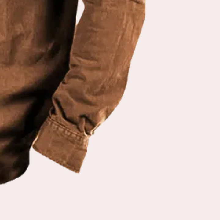 Bruin overhemd met lange mouwen, detail van de mouw en manchet, casual herenmode, katoenen stof, stijlvolle kleding voor dagelijks gebruik.