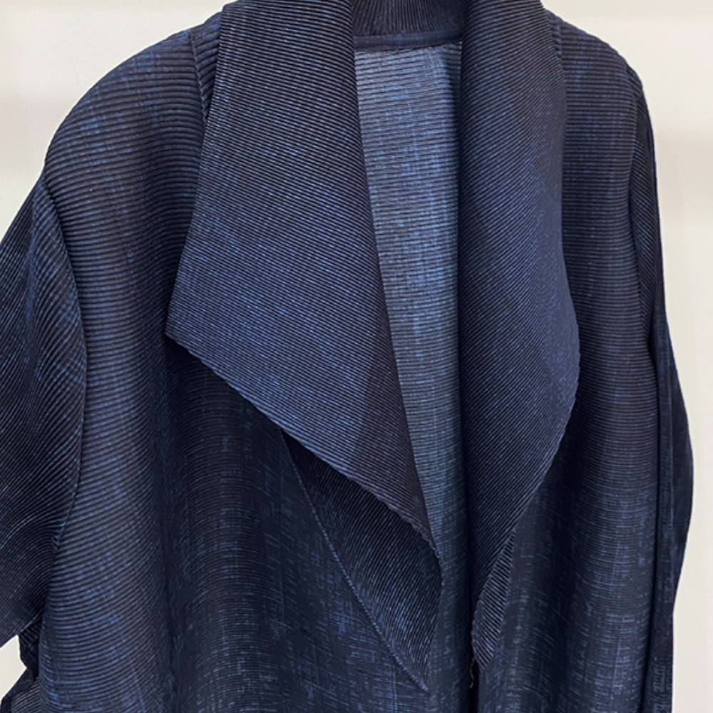 Donkerblauwe, geribbelde damesjas met brede kraag, moderne stijl. Perfect voor herfstmode, elegant en veelzijdig. Hoogwaardige stof, tijdloos ontwerp.