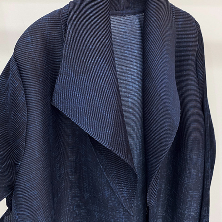 Donkerblauwe, geribbelde damesjas met brede kraag, moderne stijl. Perfect voor herfstmode, elegant en veelzijdig. Hoogwaardige stof, tijdloos ontwerp.
