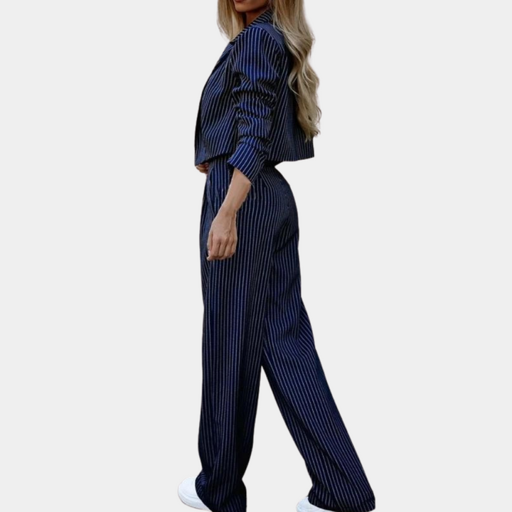 Chique en stijlvolle dames tweedelige set met blauw-witte strepen, bestaande uit een blazer en wijde broek. Perfect voor modieuze damesoutfits.