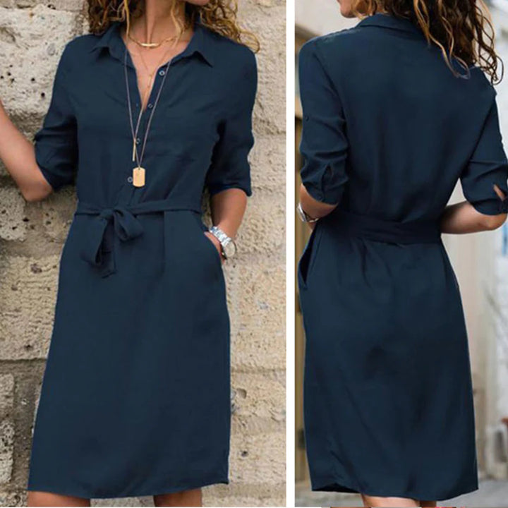Donkerblauwe damesjurk met knoopsluiting en ceintuur, driekwart mouwen, casual stijl. Perfect voor dagelijks gebruik en zomermode.