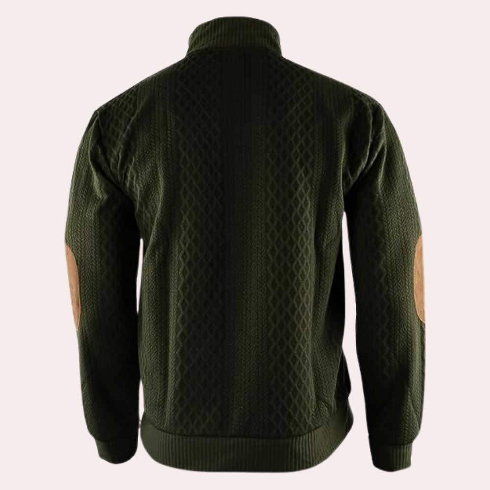 Donkergroene herensweater met kabelpatroon en bruine elleboogstukken, comfortabele pasvorm, ideaal voor herfst en wintermode.