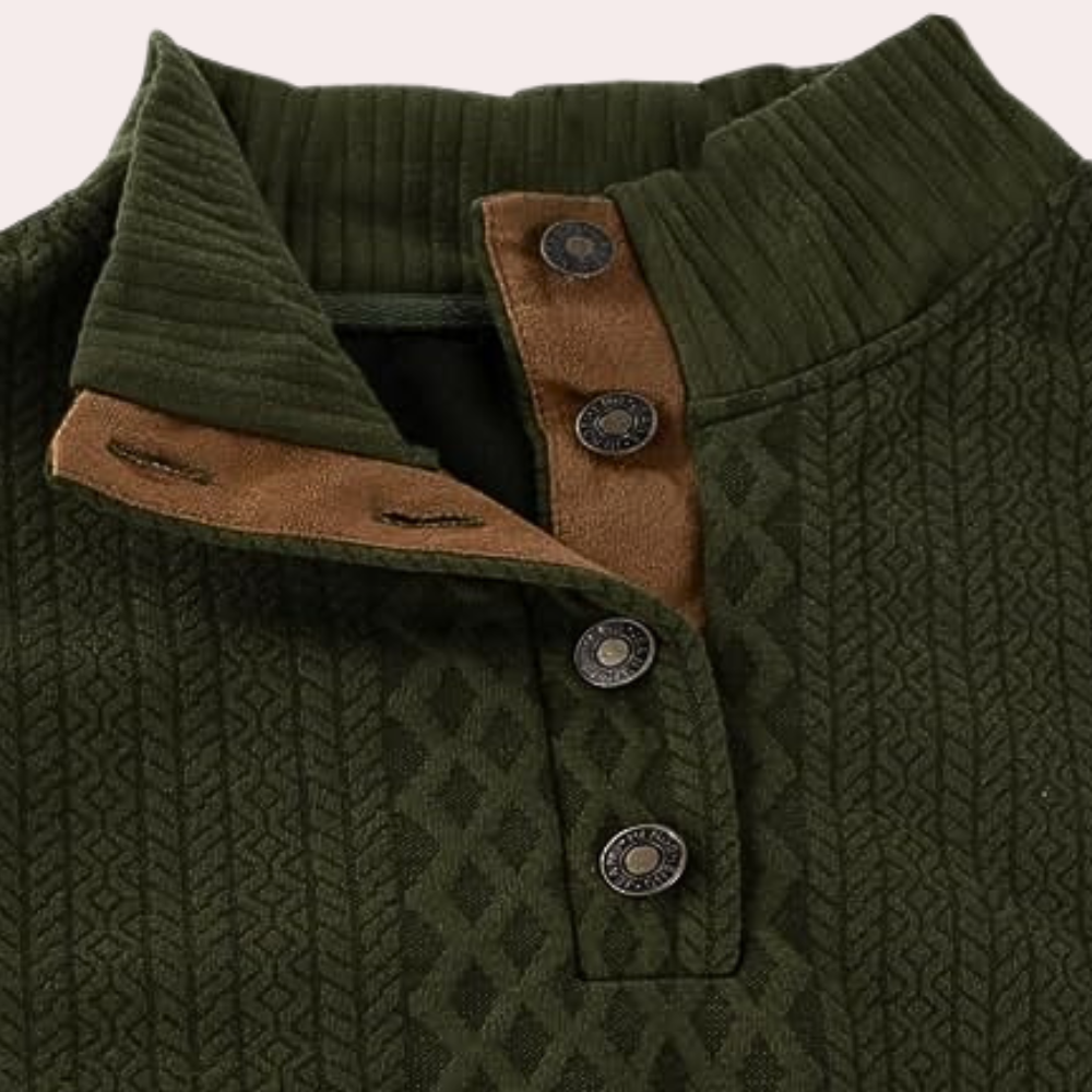 Donkergroene herensweater met opstaande kraag, knoopsluiting en geribbelde textuur. Comfortabele trui voor heren, ideaal voor casual en wintermode.