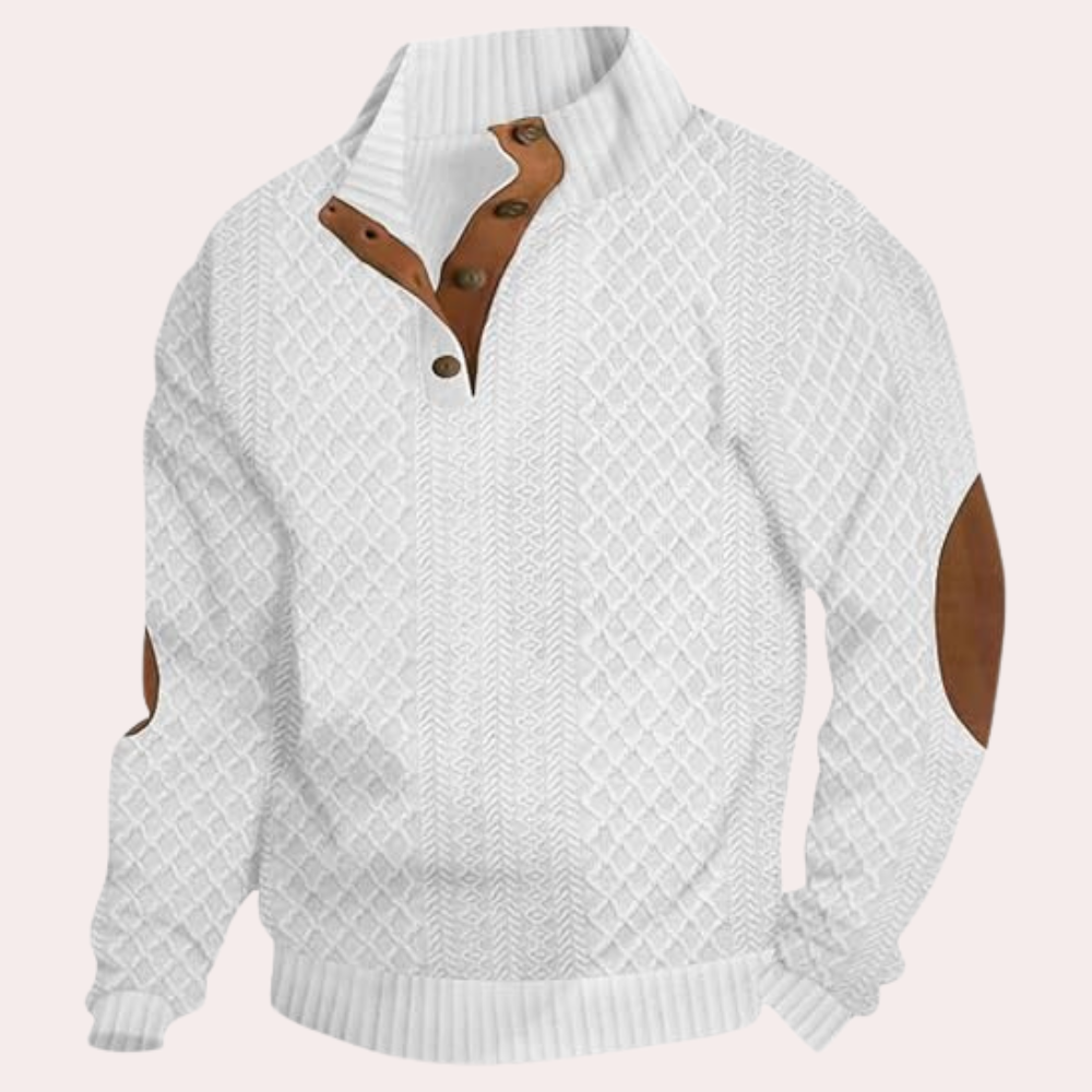 Witte herensweater met kabelpatroon, bruine knopen en elleboogstukken. Comfortabele trui voor heren, ideaal voor casual en stijlvolle outfits.