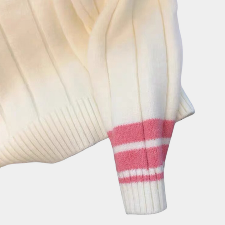 Witte gebreide trui met roze en witte strepen op de mouw, modieuze dameskleding, comfortabele wintertrui, trendy gebreide mode.