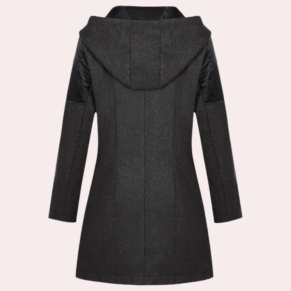 Zwarte damesjas met capuchon, lange mouwen en contrasterende schouderdetails. Stijlvolle winterjas, ideaal voor koude seizoenen.
