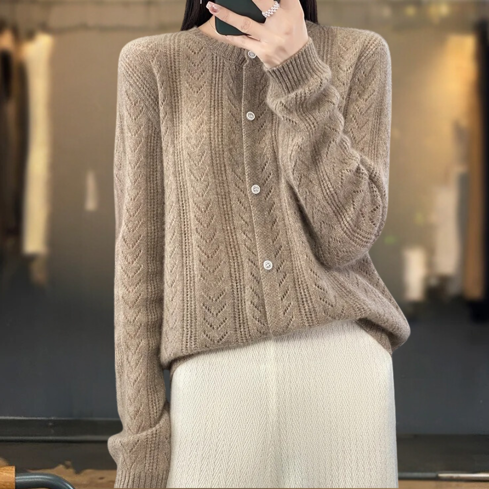 Dames beige gebreid vest met knoopsluiting, lange mouwen en kabelpatroon, perfect voor herfstmode. Stijlvol en comfortabel kledingstuk.