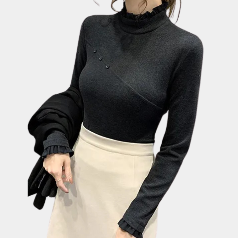 Vrouw in stijlvolle zwarte coltrui met knoopdetails, gecombineerd met een crèmekleurige rok. Modieuze dameskleding, herfst-winter outfit.