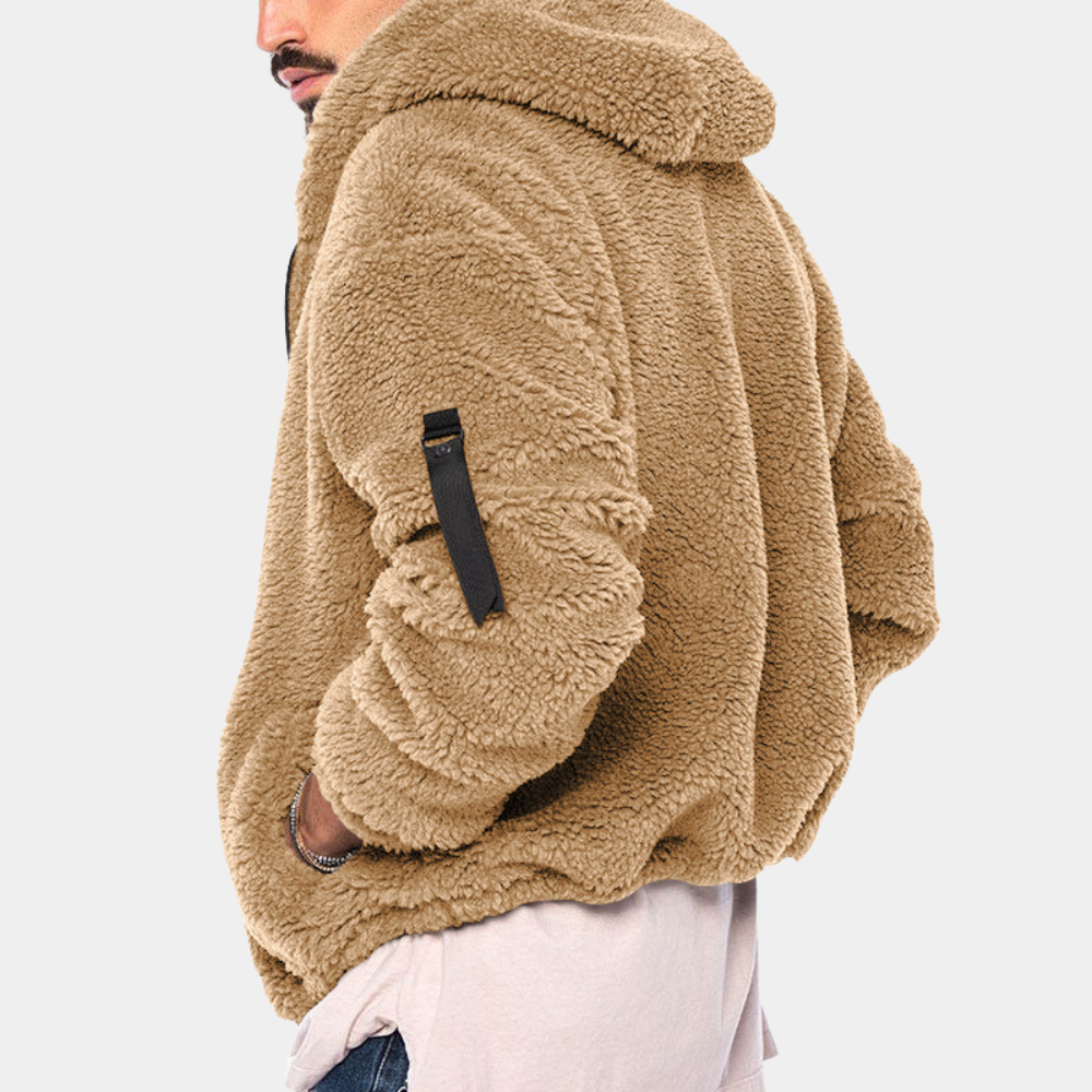 Man in warme, bruine teddyfleece hoodie met capuchon en zak op mouw. Stijlvolle herenkleding, comfortabele wintertrui.