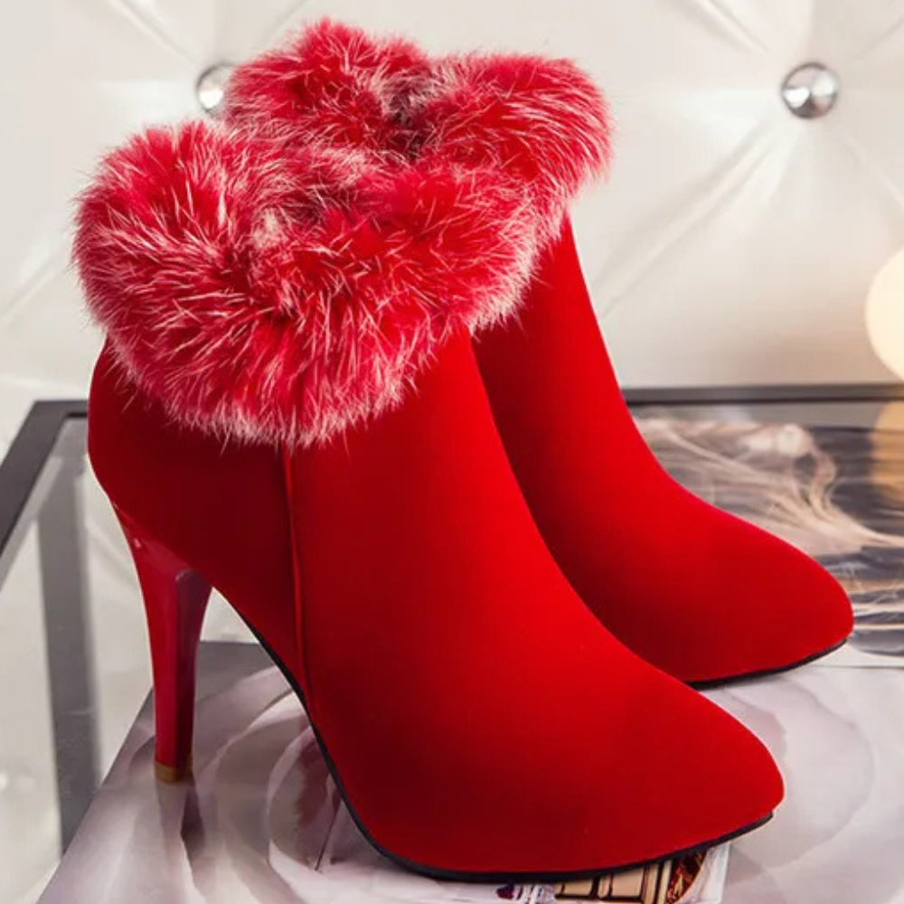 Rode dameslaarzen met hoge hakken en pluizige bontkraag, modieuze enkellaarzen, elegante wintermode, trendy schoenen voor dames.