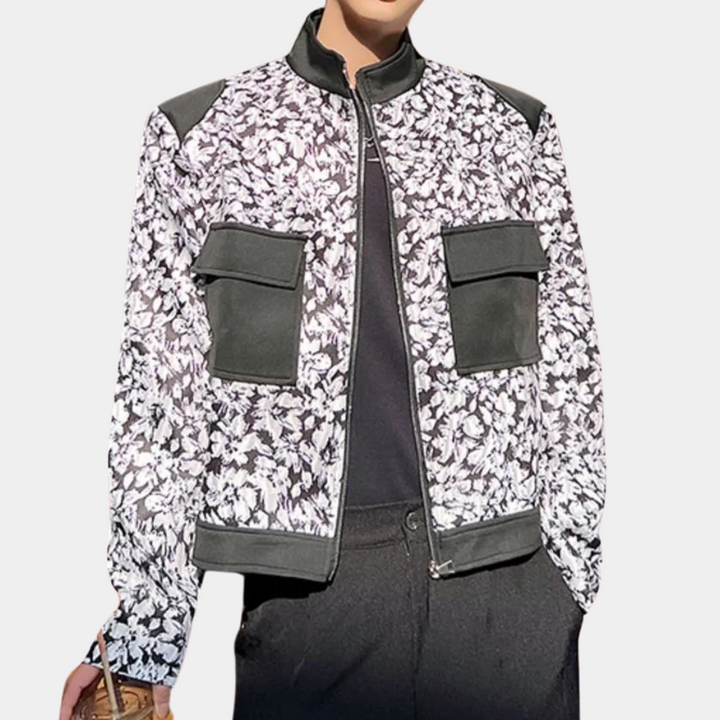 Modieuze zwart-witte bloemenjas met opstaande kraag en grote zakken, ideaal voor trendy herenkleding. Perfect voor casual en stijlvolle looks.