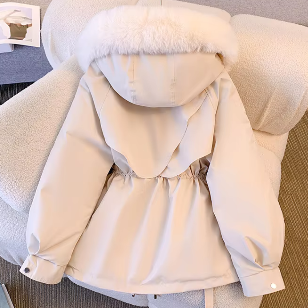 Beige winterjas met capuchon en witte bontkraag, stijlvolle damesjas, warme winterkleding, modieuze jas voor koude seizoenen.