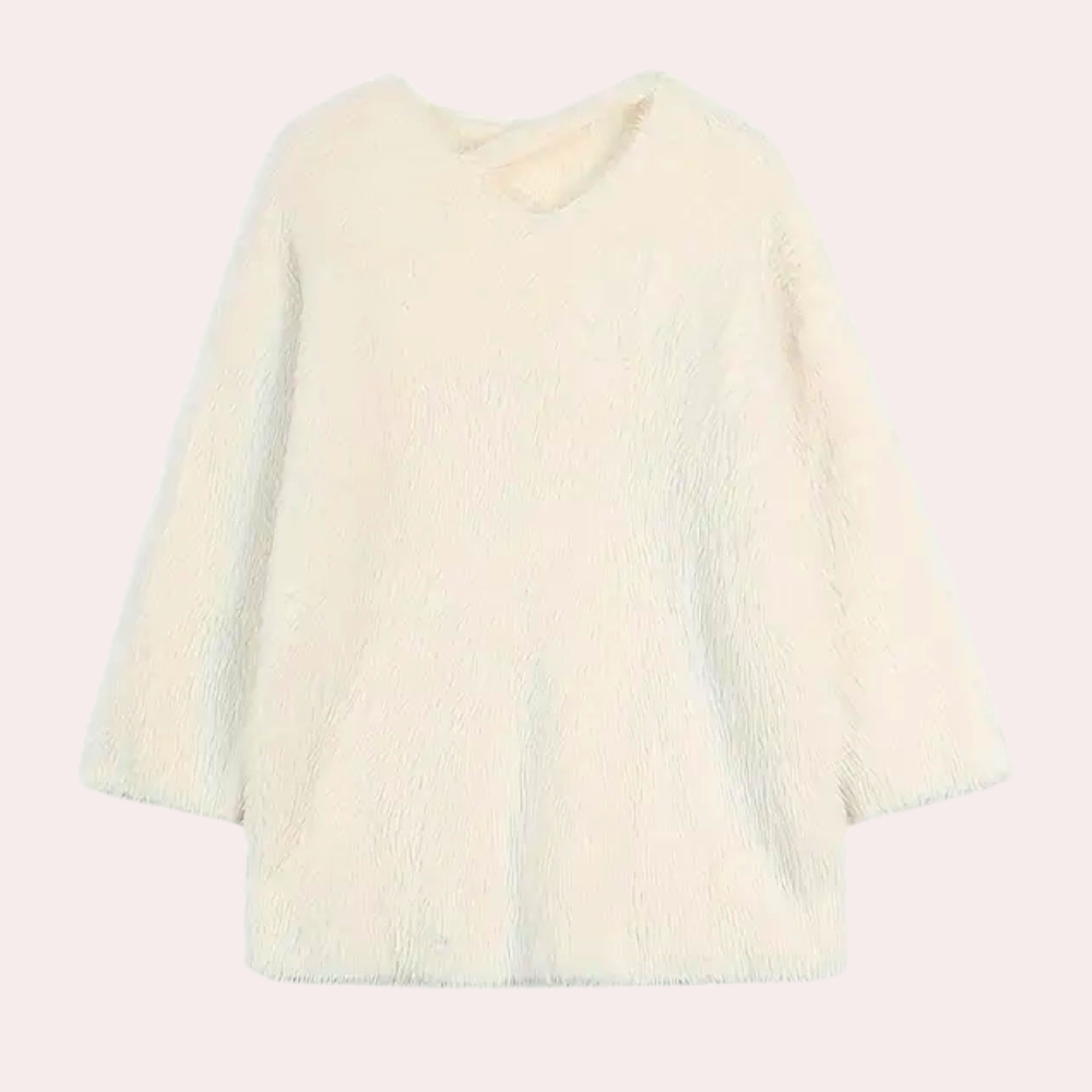 Witte pluizige trui dames, lange mouwen, zachte stof, casual wintermode, trendy kleding, comfortabele pasvorm, stijlvolle outfit.
