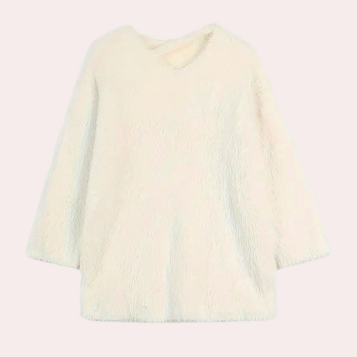 Witte pluizige trui dames, lange mouwen, zachte stof, casual wintermode, trendy kleding, comfortabele pasvorm, stijlvolle outfit.