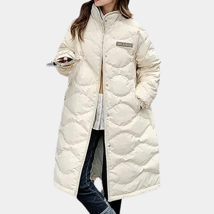 Lange witte gewatteerde winterjas voor dames, met hoge kraag en zakken, ideaal voor koude weersomstandigheden. Stijlvolle en warme damesmode.