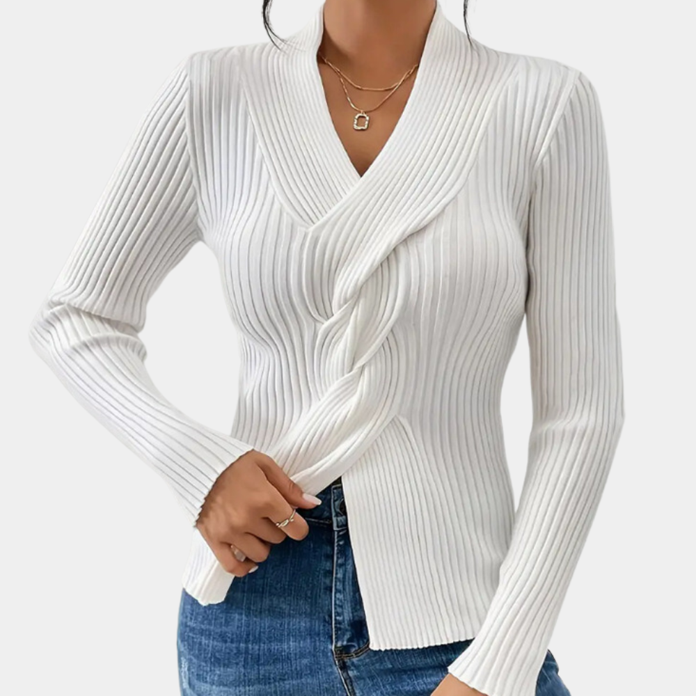 Witte geribbelde damestrui met lange mouwen en V-hals, gedragen met blauwe jeans. Stijlvolle en moderne kleding voor casual en formele gelegenheden.