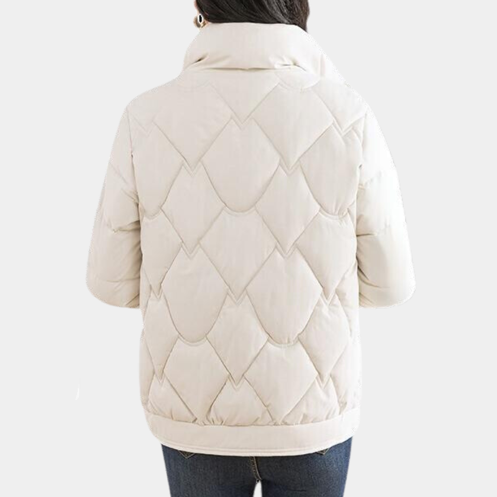 Witte gewatteerde winterjas met ruitpatroon, gedragen door persoon, achterkant zichtbaar. Modieuze damesjas, warme kleding, casual stijl.