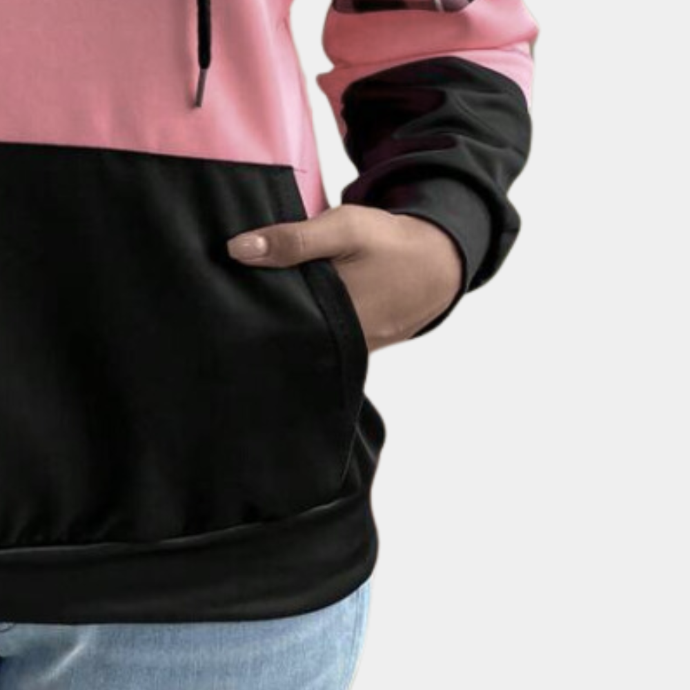 Roze en zwarte hoodie met capuchon, lange mouwen en buidelzak, gedragen door persoon in blauwe jeans. Comfortabele streetwear mode.