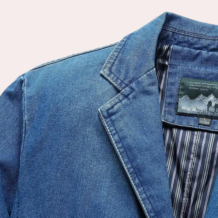 Blauwe denim blazer met gestreepte voering en label, casual herenmode, stijlvolle spijkerjas, geschikt voor dagelijks gebruik en outdoor activiteiten.