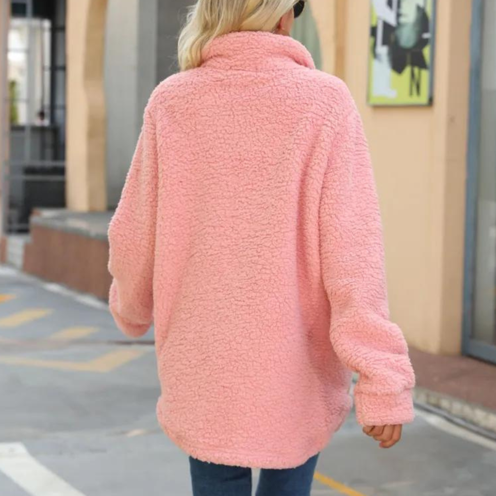 Roze teddy jas dames, achterkant, straat, casual wintermode, warme fleece, trendy kleding, comfortabele buitenkleding, stedelijke stijl.