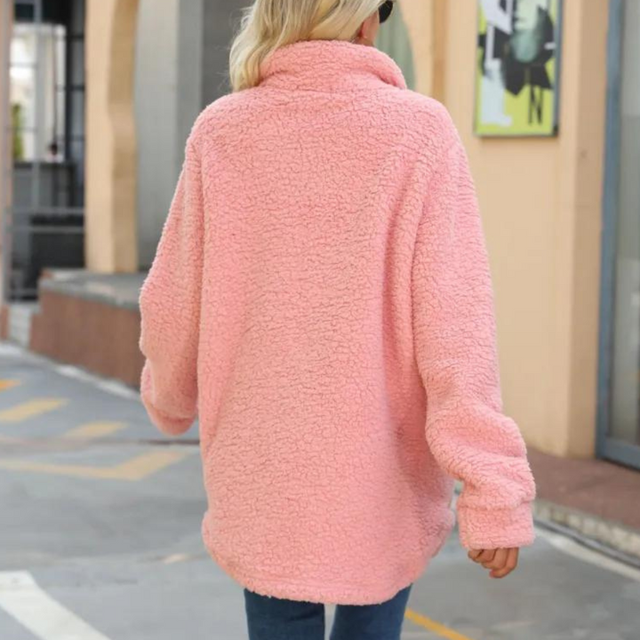 Roze teddy jas dames, achterkant, straat, casual wintermode, warme fleece, trendy kleding, comfortabele buitenkleding, stedelijke stijl.