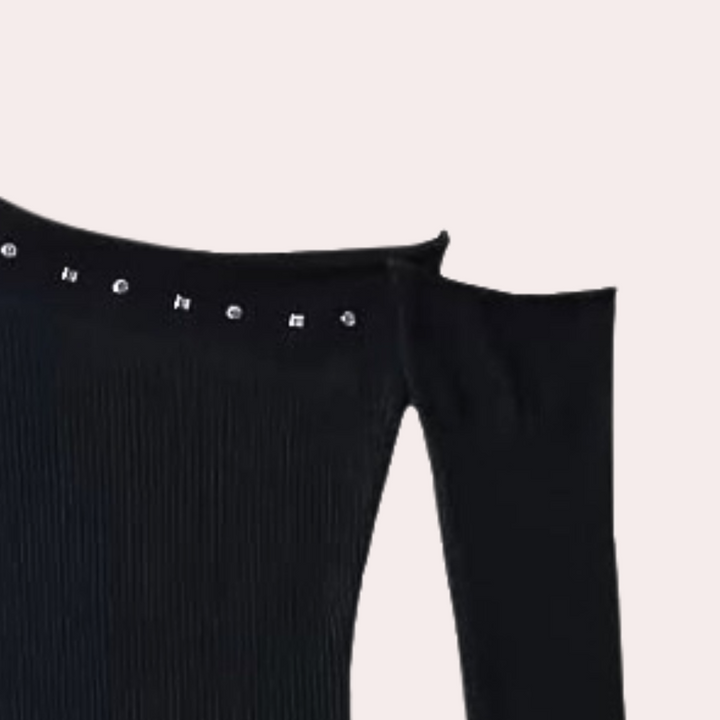 Zwarte off-shoulder top met lange mouwen en decoratieve knopen, trendy dameskleding, elegante stijl, geschikt voor casual en formele gelegenheden.