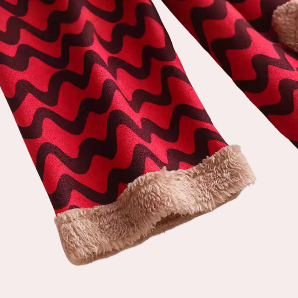 Rode trui met zwarte zigzagpatroon en beige pluche manchetten, warme winterkleding, modieuze dameskleding, comfortabele stof.