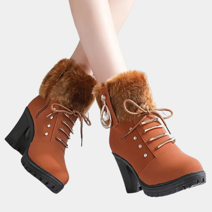 Bruine dameslaarzen met hoge hakken, bontkraag en veters. Modieuze winterlaarzen, comfortabel en stijlvol. Perfect voor koude seizoenen.