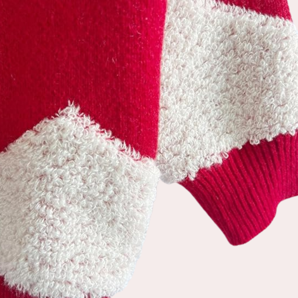 Rode en witte gebreide trui met textuur, close-up van mouw. Modieuze winterkleding, warme wollen stof, trendy design voor koude seizoenen.
