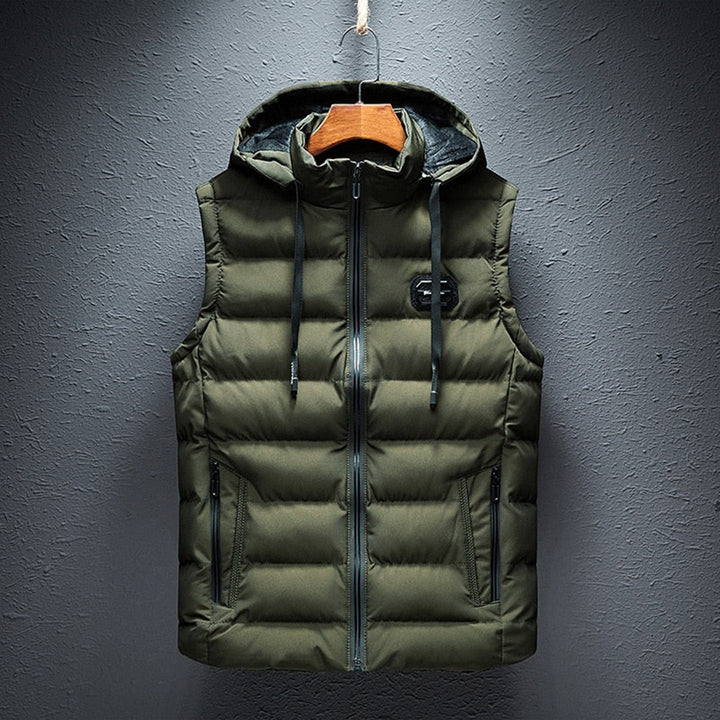 Groene gewatteerde bodywarmer met capuchon voor heren, ritssluiting en zakken. Stijlvolle en warme herenkleding, ideaal voor buitenactiviteiten.