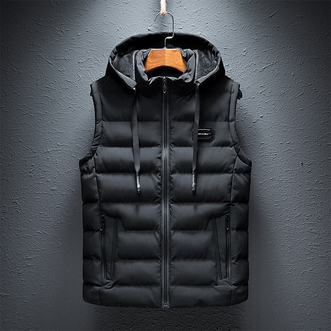 Zwarte gewatteerde bodywarmer met capuchon voor heren, ritssluiting en zakken. Stijlvolle en warme herenmouwloze jas voor wintermode.