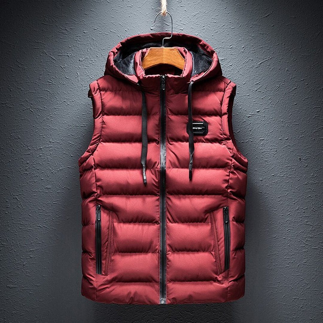 Rode gewatteerde bodywarmer met capuchon voor heren, ritssluiting en zakken. Stijlvolle winterkleding, ideaal voor buitenactiviteiten.