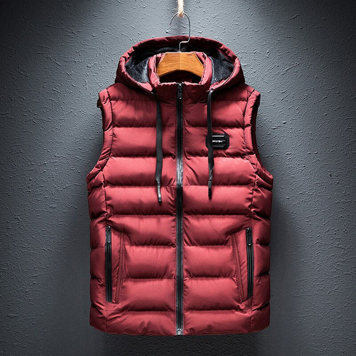 Rode gewatteerde bodywarmer met capuchon voor heren, ritssluiting en zakken. Stijlvolle winterkleding, ideaal voor buitenactiviteiten.