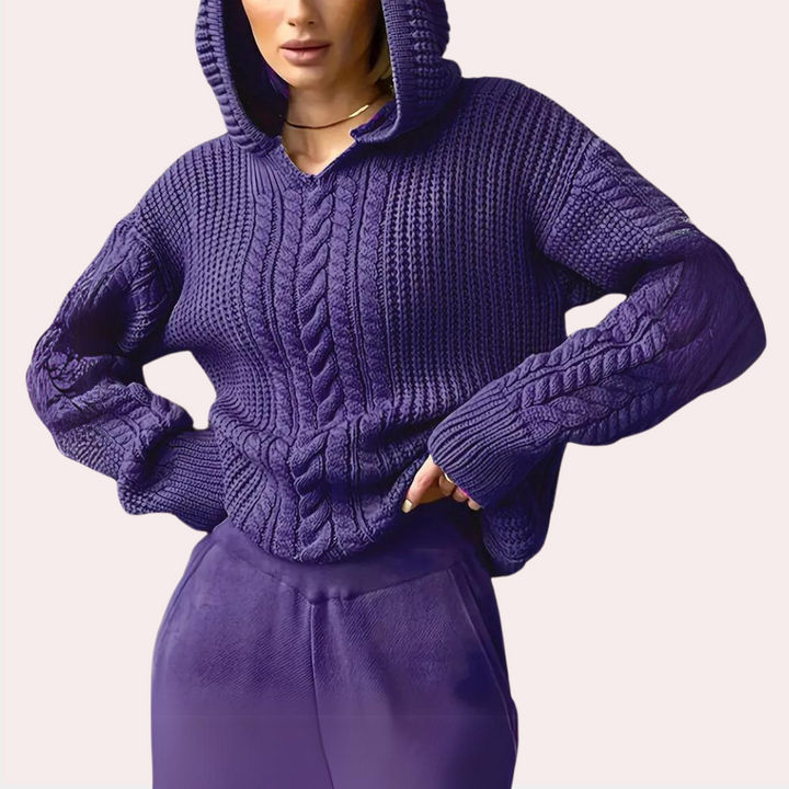 Paarse gebreide hoodie voor dames, met kabelpatroon en capuchon. Modieuze en comfortabele trui, perfect voor casual herfst- en winteroutfits.