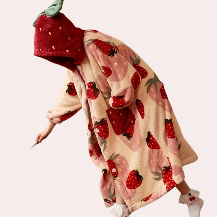 Persoon in aardbeienprint deken met capuchon, zachte fleece stof, comfortabele oversized stijl, ideaal voor koude dagen, trendy modeaccessoire.