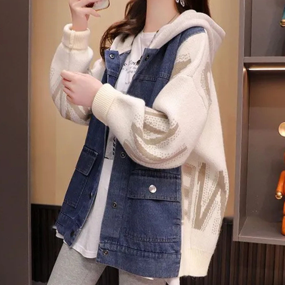 Vrouw draagt stijlvolle denim jas met capuchon en gebreide mouwen, casual mode, herfstkleding, trendy damesoutfit, comfortabele streetwear.